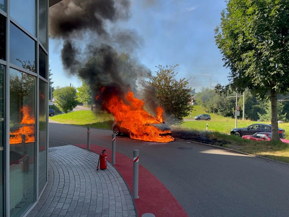 Ausbrennendes Auto auf der Biderstrasse